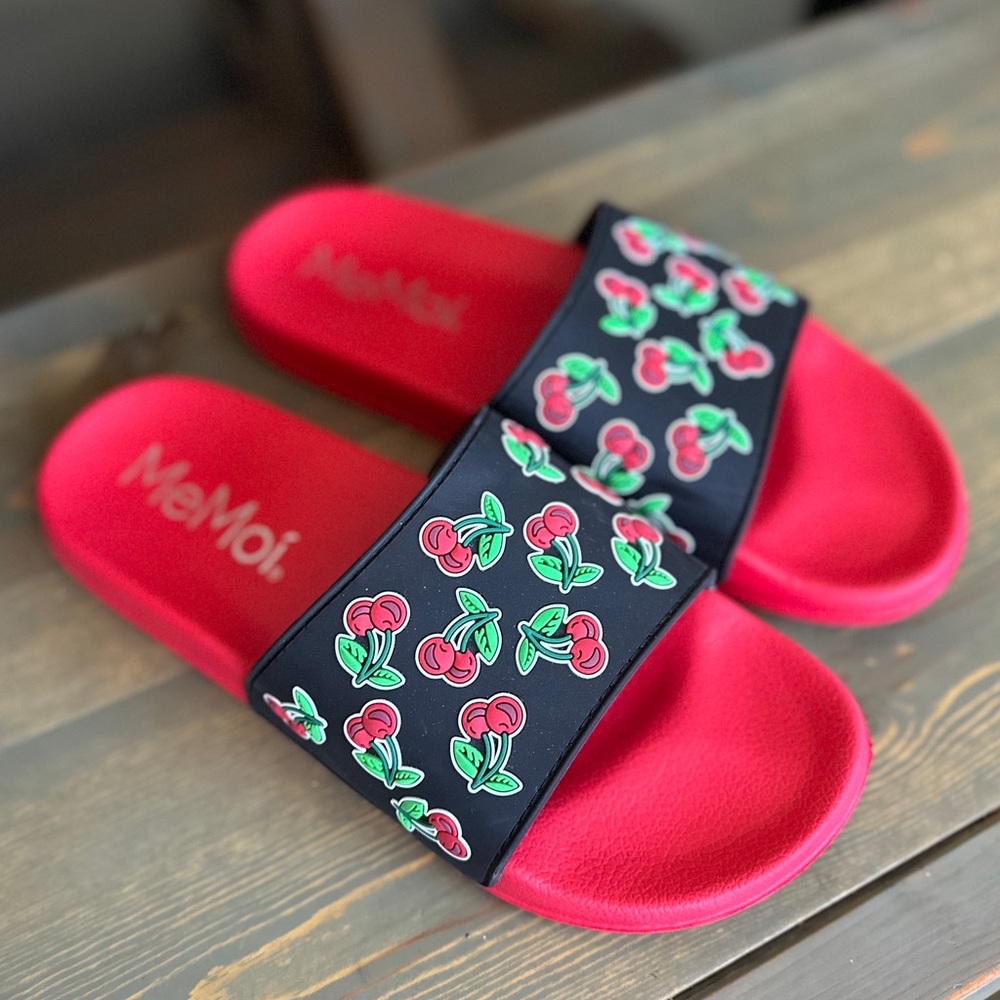 Women’s MeMoi Cherries Slides Sandals Size 7-8 Medium